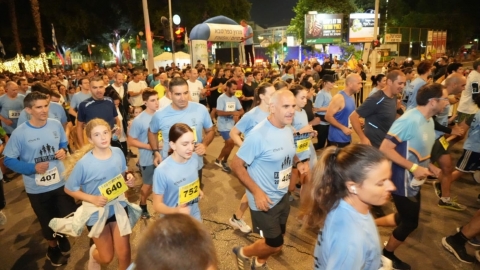 רצים במהלך מרוץ הלילה של כפר סבא
