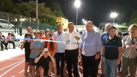 גוזרים את הסרט בטקס חנוכת מרכז ספורט אלון המחודש בכפר סבא