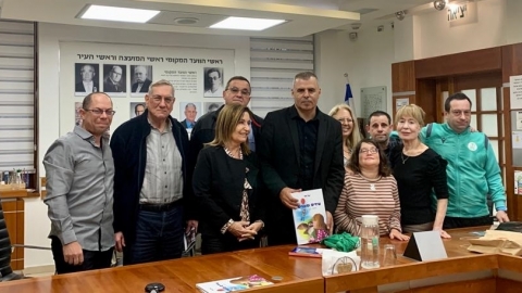 בוגרי "ניצן אונים" וראש העיר רפי סער במפגש המרגש