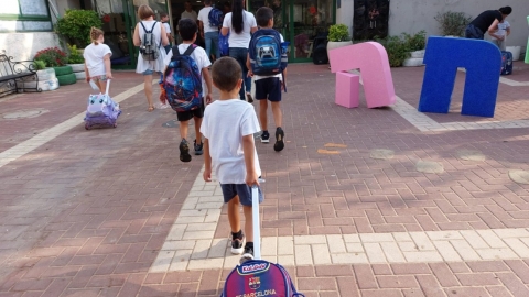 תלמידי היסודי בכניסה לבית הספר בפתיחת שנת הלימודים בכפר סבא