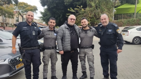 צוות הסיור העירוני בכפר סבא עם תושב העיר בעל הרכב שחולץ ממנו חתול 