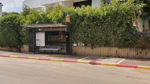 סככת אוטובוס חדשה שהוצבה בכפר סבא במהלך שנת 2022