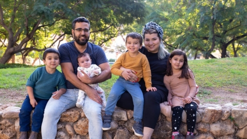 משפחה כפר סבאית בתמונה משותפת מתוך תערוכת משפחות כפר סבאיות