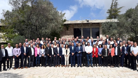 תמונה קבוצתית של מפגש ראשי רשויות עם נשיא המדינה יצחק הרצוג בבית הנשיא בירושלים
