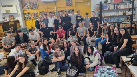 תלמידי כפר סבא המשתתפים במיזם גורגס לאיסוף מוצרים עבור נשים בסיכון