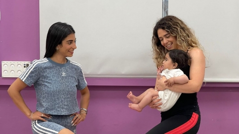 אמהות ותינוקות באימון כושר בקבוצת סופר הורים של מועצת נשים כפר סבא