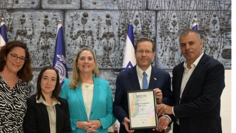 ראש העיר רפי סער במעמד קבלת התעודה של מדד הגאווה לעיר כפר סבא בבית נשיא המדינה