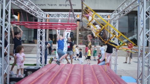 ילדים בפעילות אתגרית בפסטיבל הספורט של כפר סבא