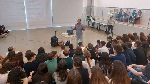 אגף הביטחון בעיריית כפר סבא בפעילות הסברה לבני הנוער לקראת חופשת הקיץ
