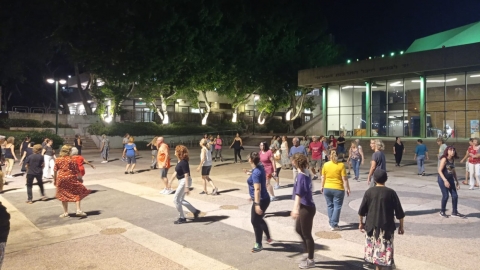 תושבים בפעילות ספורט לאור ירח בכפר סבא