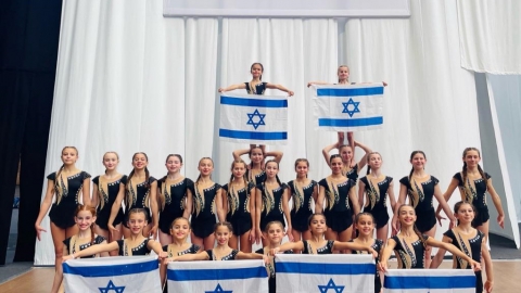נבחרת האקרובטיקה של כפר סבא עם דגלי ישראל בגימנסטרדה שהתקיימה בהולנד