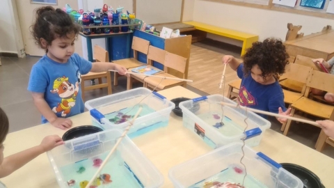 ילדים בפעילות מעונות רשת ילדות בכפר בעיר