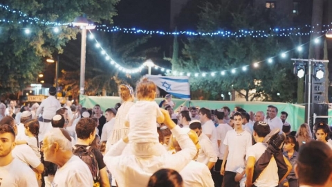הקפות שניות בשמחת תורה בכפר סבא אשתקד