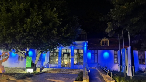 בניין עיריית כפר סבא מואר בכחול לבן לאות תמיכה בכוחות הביטחון