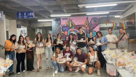 בני הנוער במרכז איסוף התרומות העירוני