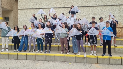 ילדי חטיבת אלון מציגים עפיפונים עם שמות הילדים החטופים