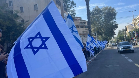 תושבי העיר כפר סבא מלווים בדגלי ישראל את הלווייתו של רב סרן במילואים אביתר כהן זכרו לברכה