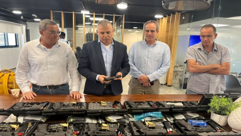 חלוקת נשקים חדשים לצורך אבטחה שנרכשו בעיריית כפר סבא
