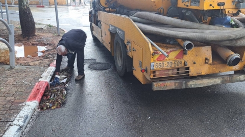 עובדי עיריית כפר סבא פועלים בעת מערכת הגשמים החורפית