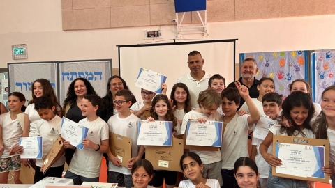 סיום קורס מגשרים בבית הספר לאה גולדברג בעיר כפר סבא
