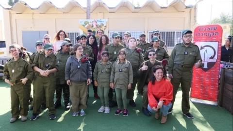 תלמידי בית הספר לחינוך מיוחד סאלד מכפר סבא בביקור בבסיס של יחידת הקומנדו