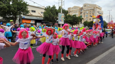 תהלוכת עדלאידע צבעונית בפורים בכפר סבא בשנה שעברה