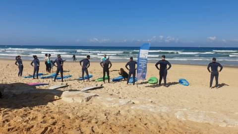 קבוצת הגלישה של מילואימניקיות ומילואימניקים משוחררים בפעילות בחוף הים