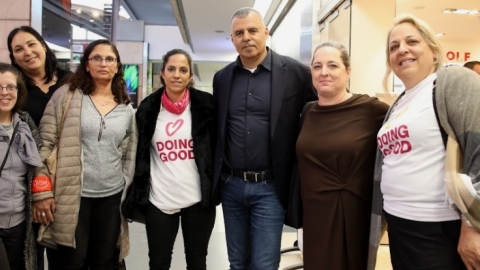משתתפים בפעילות ליום המעשים הטובים בכפר סבא