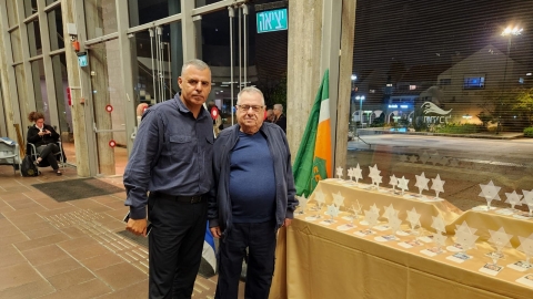 ראש העיר רפי סער ושורד השואה אנדי דור בתערוכת מגני הדוד עם תמונות החטופים בהיכל התרבות