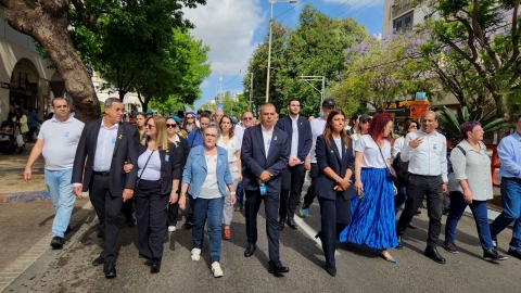 צועדים במצעד הזיכרון לחללי מערכות ישראל בכפר סבא