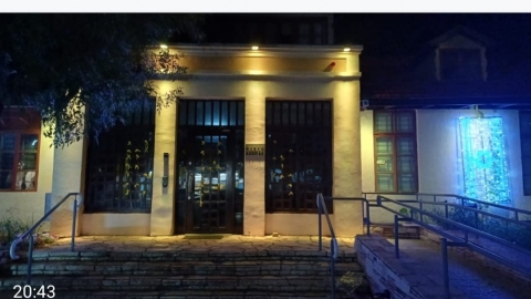 מבנה עיריית כפר סבא מואר בצבעי דגל הגאווה