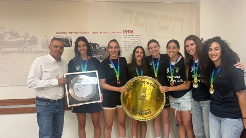 ראש העיר רפי סער במפגש עם שחקניות קבוצת הפועל כפר סבא בכדורסל