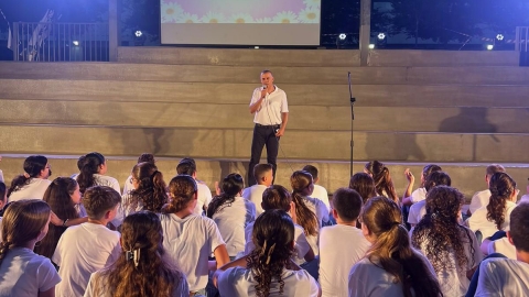 ראש העיר במסיבת הסיום של בית הספר רחל המשוררת