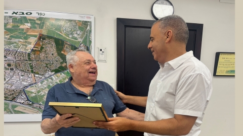 ראש העיר רפי סער בקבלת הפנים לשורדי השואה אנדי דור ומורל גרוסמן 