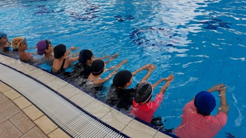 פעילות בבריכה במסגרת פרויקט לימוד שחייה לילדי כפר סבא