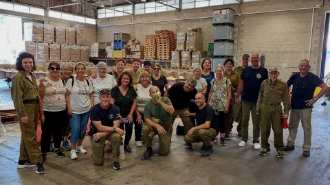 אזרחים ותיקים בכפר סבא בפעילות התנדבות בבסיסי צהל