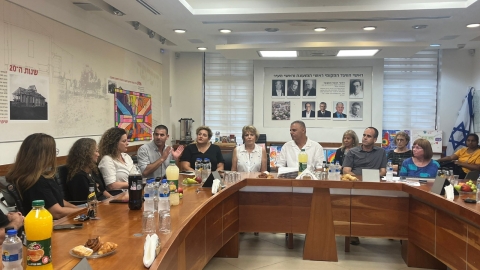 הענקת ציורי ההנצחה למשפחות השכולות