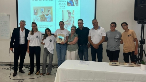 חלוקת אלבומי הנצחה למשפחות שכולות- משפחת גרושקה.jpeg
