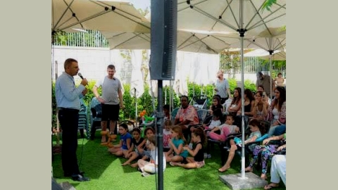 ראש העיר רפי סער עם משפחות מפונות בפעילות הפוגה בעיר במהלך המלחמה
