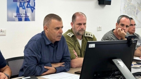 ראש העיר רפי סער בהערכת מצב במרכז החירום העירוני
