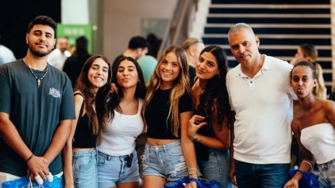 ראש העיר רפי סער עם תלמידות ותלמידי תיכונים בעיר