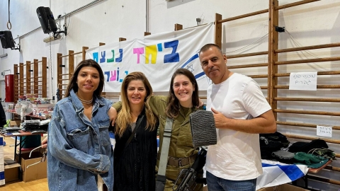 ראש העיר רפי סער (מימין) ורעייתו מיטל (משמאל) בחמ"ל העירוני