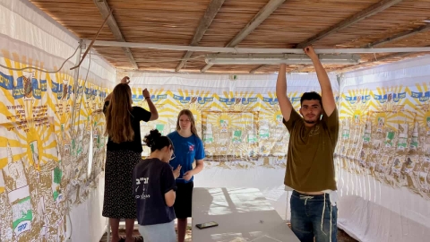 בניית סוכות יחד עם נוער תנועת בני עקיבא