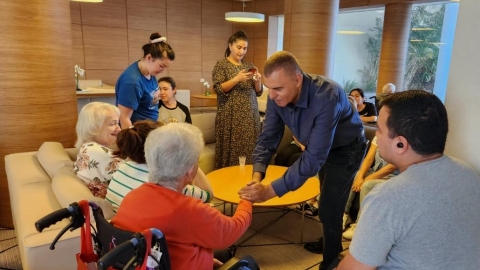 ראש העיר רפי סער במפגש עם אזרחים ותיקים בעיר