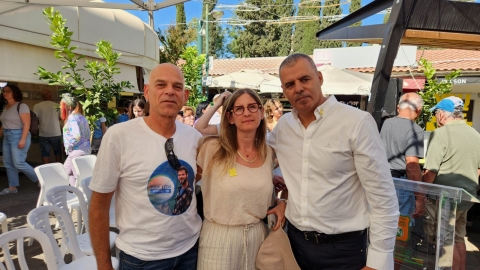 ראש העיר והוריו של אלון אהל קובי ועידית בטקס חנוכת הפסנתר הצהוב