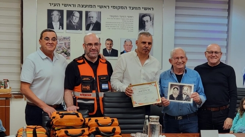 הענקת תעודה הוקרה לחיים חגאג