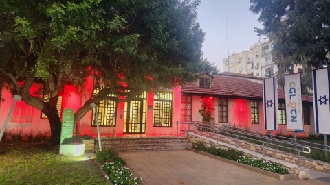 מאירים באדום את בניין עיריית כפר סבא