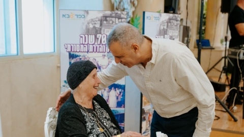 ראש העיר רפי סער עם אזרחית ותיקה במסגרת פעילות הוקרה לוותיקי העיר
