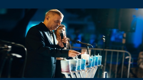 ראש העיר רפי סער בהדלקת נרות חנוכה מרכזית בשנה שעברה