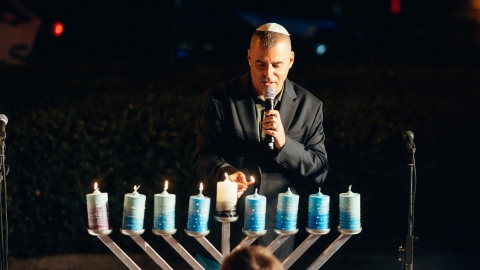 הדלקת נרות מרכזית וגינות מדליקות בשנה שעברה
